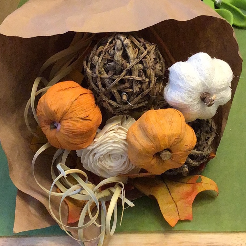 🎉 2/15.00 🎉 Holiday bouquet or take apart for crafts , new no tag